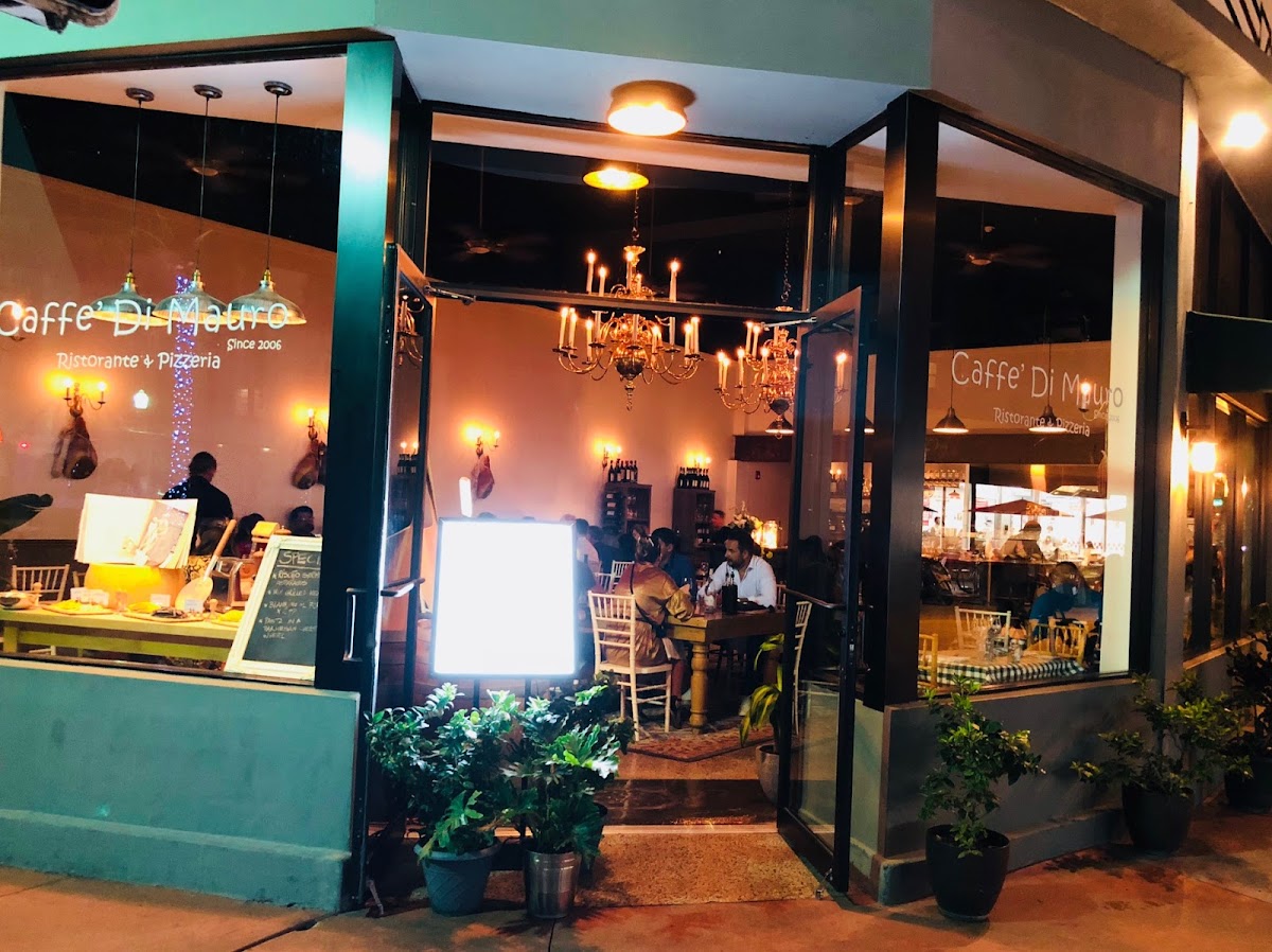 Di Mauros Italian Restaurant, Pizzeria, Bar & Lounge